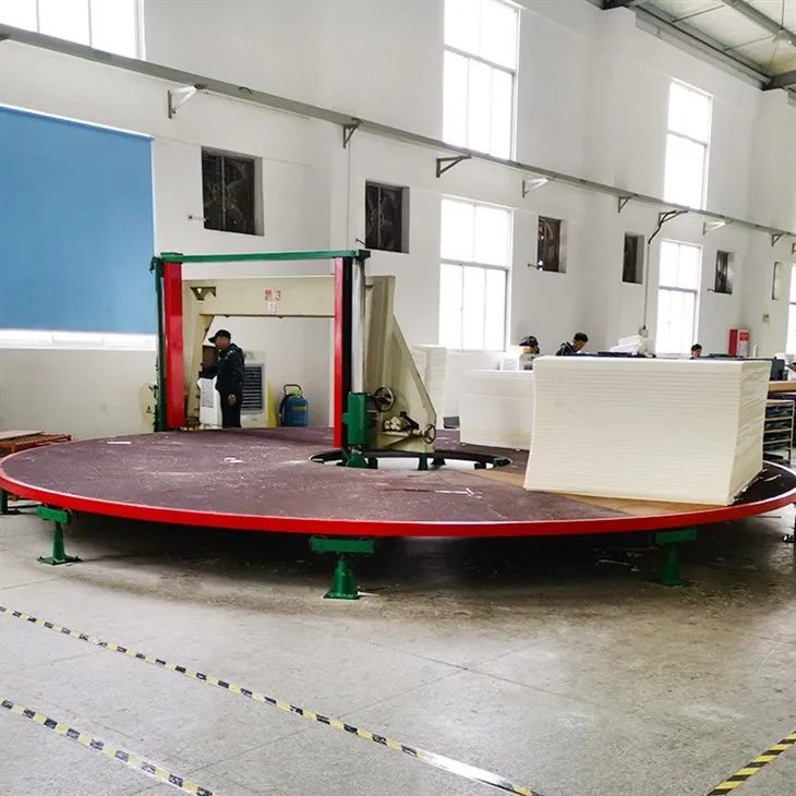 Stroj na štípání pěny